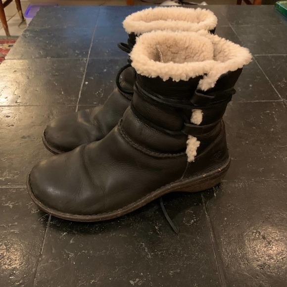 UGG Caspia 1932 Black Leather Lace Up Ankle Boots - Picture 5 of 11